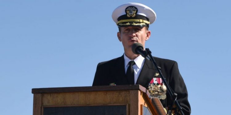 EU CONFIRMA DESPIDO DE CAPITÁN DE PORTAAVIONES QUE SUFRIÓ BROTE DE COVID-19