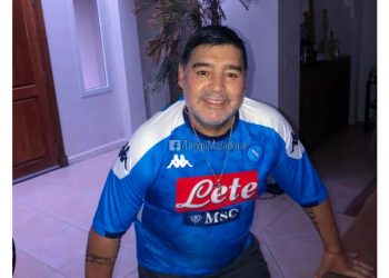 CELEBRA MARADONA EL TÍTULO DEL NÁPOLES EN LA COPA