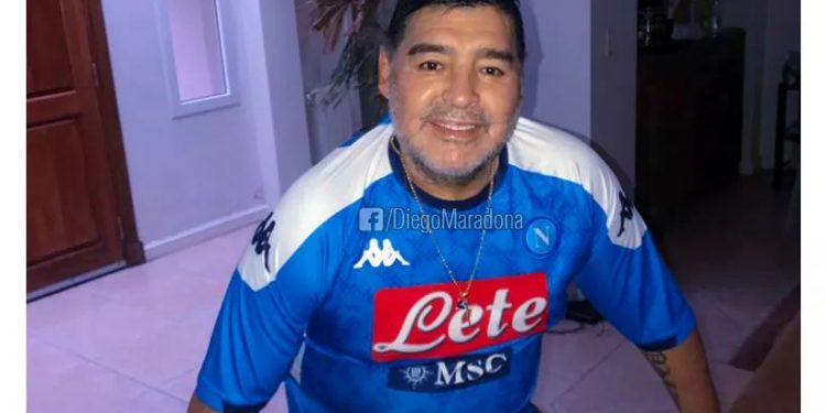 CELEBRA MARADONA EL TÍTULO DEL NÁPOLES EN LA COPA
