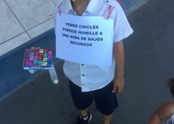 VIRALIZAN IMAGEN DE NIÑO CASTIGADO POR SUS PADRES POR HABER HUMILLADO A UNA NIÑA DE ESCASOS RECURSOS