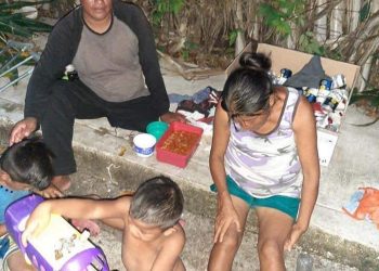CASERO ECHA A LA CALLE A HUMILDE FAMILIA DE PLAYA DEL CARMEN QUE POR FALTA DE TRABAJO NO TENÍAN PARA PAGARLE LA RENTA