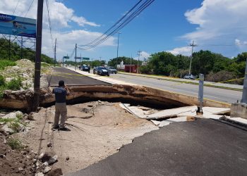 PROTECCIÓN CIVIL SOLIDARIDAD ATIENDE APARICIÓN DE SOCAVÓN EN CARRETERA FEDERAL PLAYA DEL CARMEN-TULUM