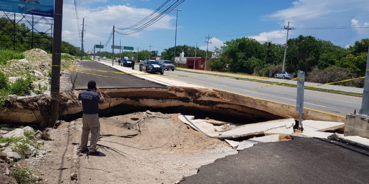 PROTECCIÓN CIVIL SOLIDARIDAD ATIENDE APARICIÓN DE SOCAVÓN EN CARRETERA FEDERAL PLAYA DEL CARMEN-TULUM