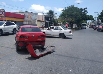 Ex alcalde de Cancún golpea vehículo de una reportera y se da a la fuga