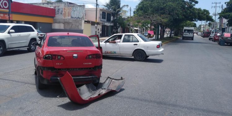 Ex alcalde de Cancún golpea vehículo de una reportera y se da a la fuga
