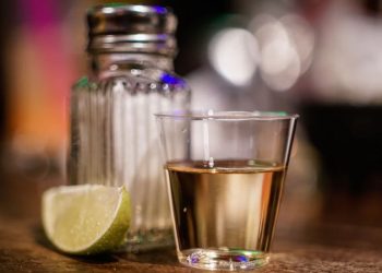 INVESTIGAN MUERTE DE OCHO PERSONAS EN GUERRERO TRAS CONSUMIR TEQUILA