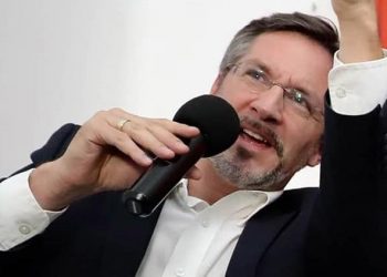 JOHN ACKERMAN DEMANDARÁ A LORET DE MOLA POR EXHIBICIÓN DE SUS CASAS