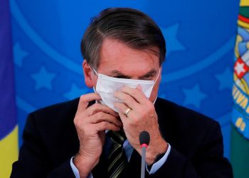 JUEZ LE ORDENA A BOLSONARO PONERSE EL CUBREBOCAS EN PÚBLICO