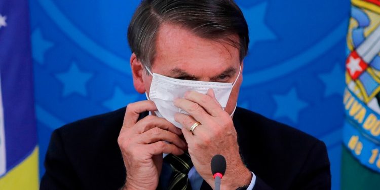 JUEZ LE ORDENA A BOLSONARO PONERSE EL CUBREBOCAS EN PÚBLICO