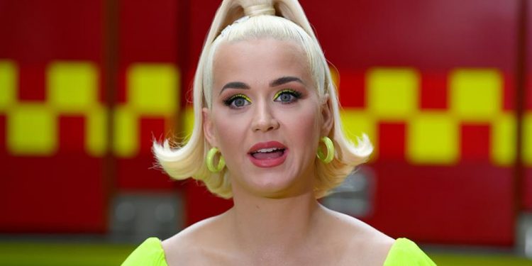 KATY PERRY Y BLACK EYED PEAS SUMAN TALENTOS