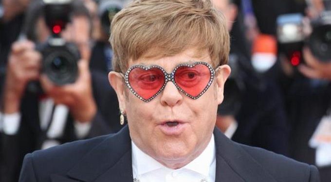 LA EX MUJER DE ELTON JOHN PRESENTA MEDIDA LEGAL CONTRA EL CANTANTE