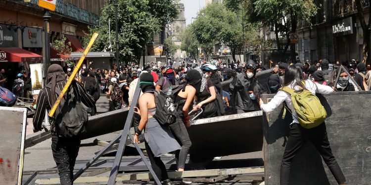 MARCHAS EN CDMX HABRÍAN DEJADO PÉRDIDAS DE 22 MDP POR VANDALISMO