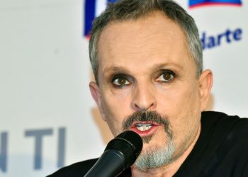 MIGUEL BOSÉ ARREMETE AHORA CONTRA LAS VACUNAS PARA COVID-19