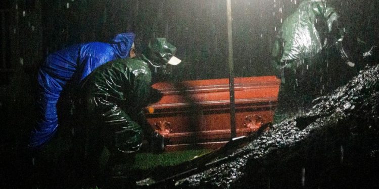 NICARAGUA REALIZA «ENTIERROS EXPRÉS» POR LA NOCHE EN PLENA PANDEMIA
