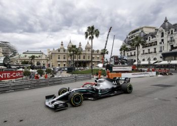 PILOTOS DE F1 EVALÚAN ARRODILLARSE EN INICIO DE TEMPORADA