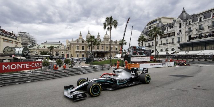 PILOTOS DE F1 EVALÚAN ARRODILLARSE EN INICIO DE TEMPORADA