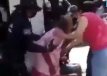 POR NO USAR CUBREBOCAS, POLICÍAS SOMETEN A MUJER EN CADEREYTA, QUERÉTARO