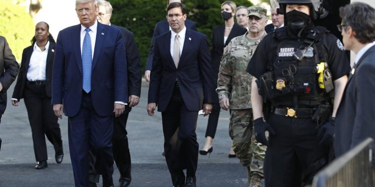 PROTESTAS RESALTAN DIFERENCIAS ENTRE TRUMP Y EL PENTÁGONO