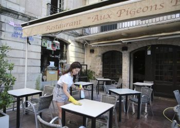 REABREN GRADUALMENTE CAFÉS Y RESTAURANTES EN PARÍS