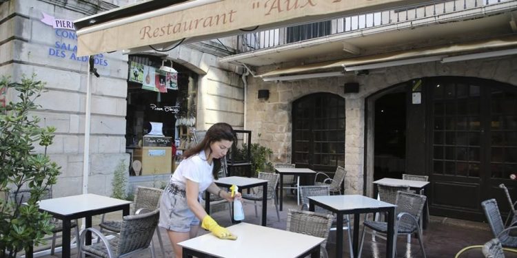 REABREN GRADUALMENTE CAFÉS Y RESTAURANTES EN PARÍS