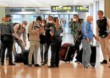REINO UNIDO IMPONE POLÉMICA CUARENTENA A VIAJEROS INTERNACIONALES