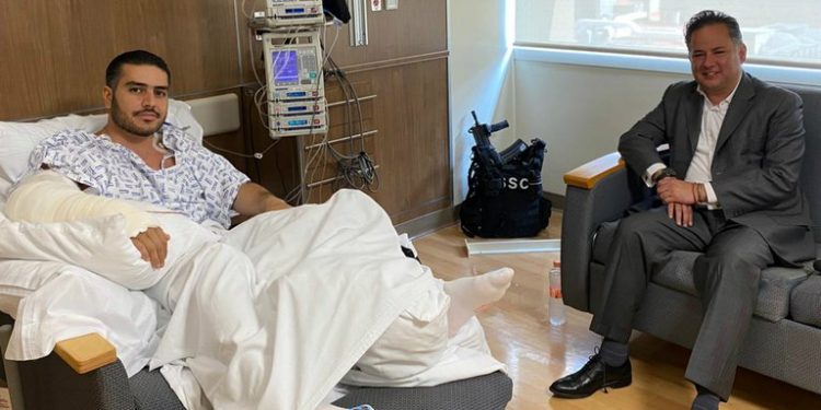 SANTIAGO NIETO VISITÓ A GARCÍA HARFUCH Y UN FUSIL DE ASALTO SORPRENDIÓ EN LA FOTO DE LA REUNIÓN