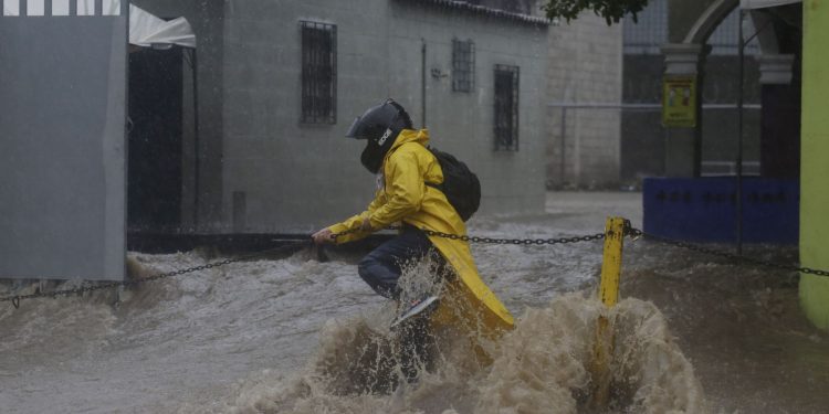 TORMENTA AMANDA PROVOCA LA MUERTE DE DOS PERSONAS A SU PASO POR GUATEMALA