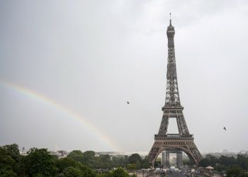 TORRE EIFFEL VUELVE A RECIBIR PÚBLICO TRAS CIERRE DE TRES MESES