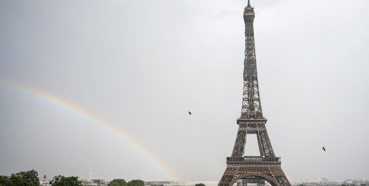 TORRE EIFFEL VUELVE A RECIBIR PÚBLICO TRAS CIERRE DE TRES MESES