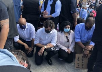 TRUDEAU HINCA SU RODILLA DURANTE MANIFESTACIÓN CONTRA RACISMO