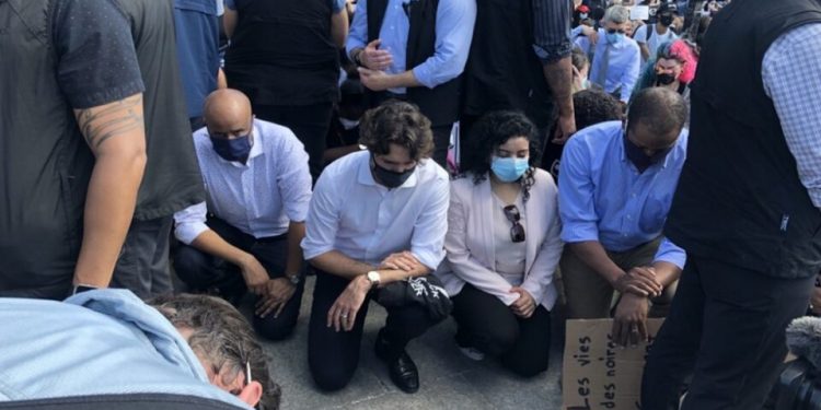 TRUDEAU HINCA SU RODILLA DURANTE MANIFESTACIÓN CONTRA RACISMO