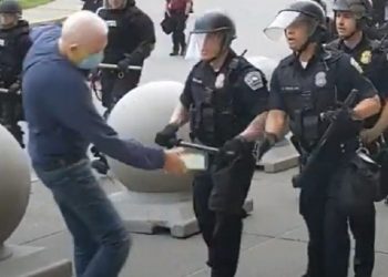 TRUMP CALIFICA DE MONTAJE LA CAÍDA DE UN MANIFESTANTE EMPUJADO POR POLICÍAS