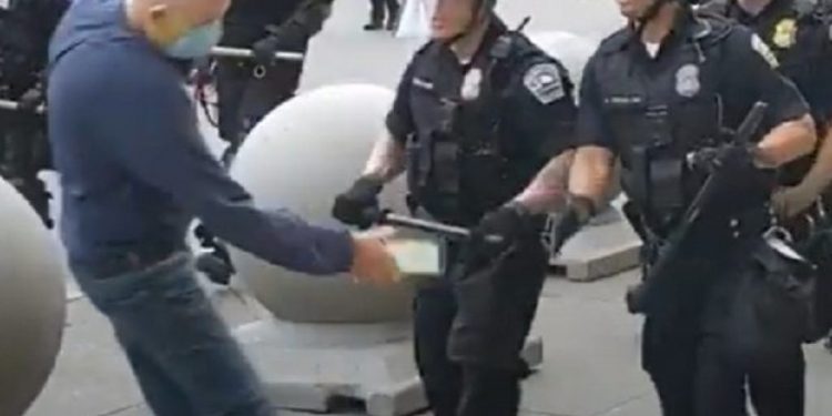 TRUMP CALIFICA DE MONTAJE LA CAÍDA DE UN MANIFESTANTE EMPUJADO POR POLICÍAS