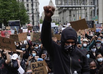 TRUMP LLAMA “MALVIVIENTES Y PERDEDORES” A MANIFESTANTES