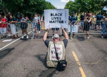TRUMP RETUITEA VIDEO DE SUPREMACISTAS BLANCOS Y LUEGO LO BORRA