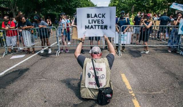 TRUMP RETUITEA VIDEO DE SUPREMACISTAS BLANCOS Y LUEGO LO BORRA