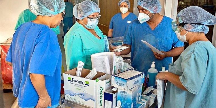 VAN 32 MIL 388 CASOS DE COVID-19 Y 463 MUERTES ENTRE EL PERSONAL MÉDICO