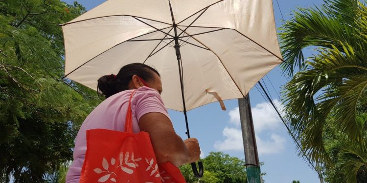 RECOMIENDAN A LA POBLACIÓN MANTENERSE HIDRATADA Y NO EXPONERSE AL SOL SI NO ES NECESARIO