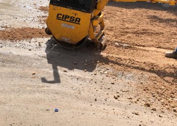 El H. AYUNTAMIENTO DE LÁZARO CÁRDENAS BACHEAN LA AVENIDA PRINCIPAL DEL PUERTO DE CHIQUILÁ.