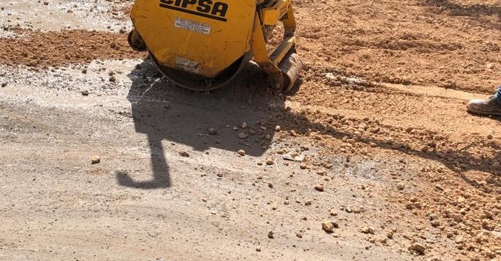 El H. AYUNTAMIENTO DE LÁZARO CÁRDENAS BACHEAN LA AVENIDA PRINCIPAL DEL PUERTO DE CHIQUILÁ.