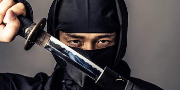 NINJAS, SERES ENIGMÁTICOS QUE APARECEN EN EL CINE OCCIDENTAL EN UNA PELÍCULA DE JAMES BOND
