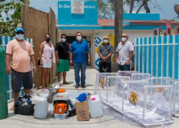 El H. AYUNTAMIENTO DE LÁZARO CÁRDENAS ENTREGA EQUIPO DE PROTECCIÓN DE COVID-19 A LA ISLA DE HOLBOX.