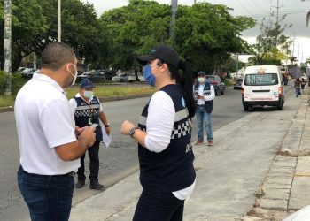 INSTALAN RETÉN SORPRESA Y ASEGURAN SEIS URVANS DE TRANSPORTE PÚBLICO