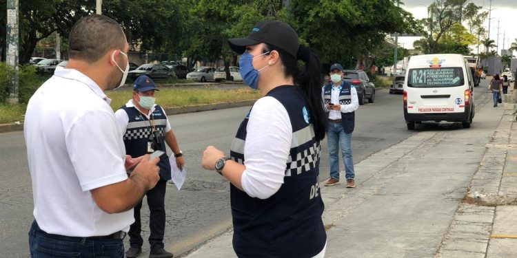 INSTALAN RETÉN SORPRESA Y ASEGURAN SEIS URVANS DE TRANSPORTE PÚBLICO