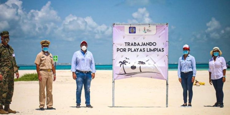 SUPERVISAN QUE PLAYAS DE ISLA MUJERES ESTÉN LIBRES DE SARGAZO