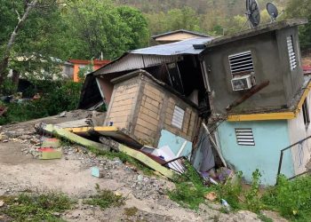 LA TORMENTA TROPICAL ISAÍAS ESTÁ CAUSANDO PELIGROSAS INUNDACIONES Y VIENTO FUERTES EN PUERTO RICO