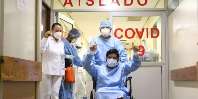 TRAS UNA ARDUA BATALLA, EGRESÓ DEL HGZ NO. 1 EN SALTILLO EL PACIENTE QUE ESTUVO MÁS GRAVE POR COVID-19