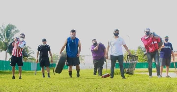 AVANZAN TAREAS DE LIMPIEZA EN ESPACIOS DEPORTIVOS DE ISLA MUJERES