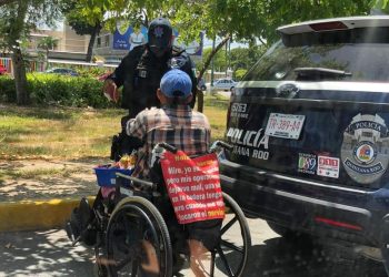 POLICÍAS DE CANCÚN SON SORPRENDIDOS REGALANDO SU COMIDA A PERSONAS EN LA CALLE