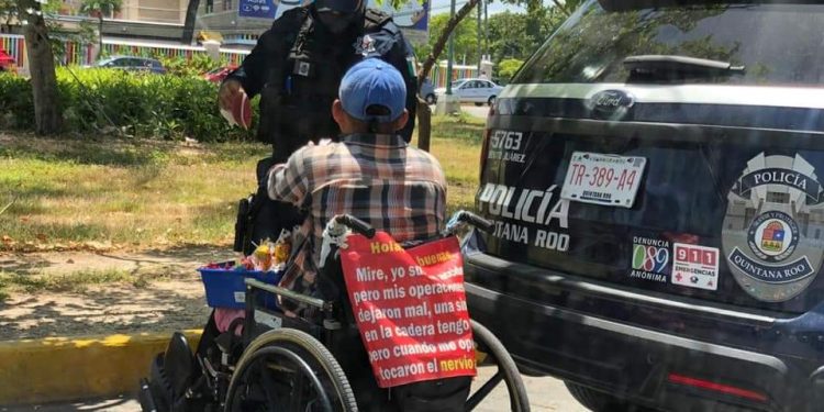 POLICÍAS DE CANCÚN SON SORPRENDIDOS REGALANDO SU COMIDA A PERSONAS EN LA CALLE